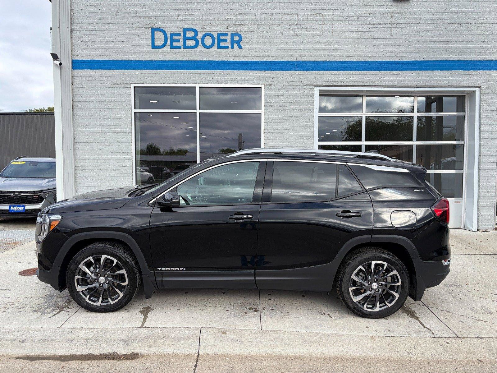 Used 2022 GMC Terrain SLT w/ Infotainment Package II AWD/4WD image 2