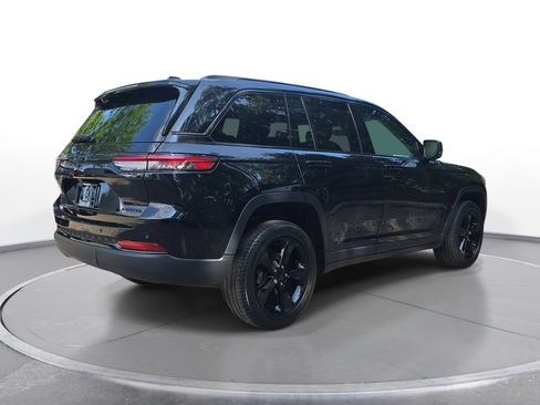 Used 2023 Jeep Grand Cherokee Limited w/ Black Appearance Package AWD/4WD image 5