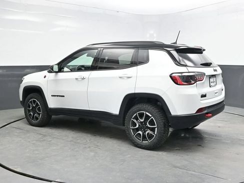 Used 2025 Jeep Compass Trailhawk AWD/4WD image 4