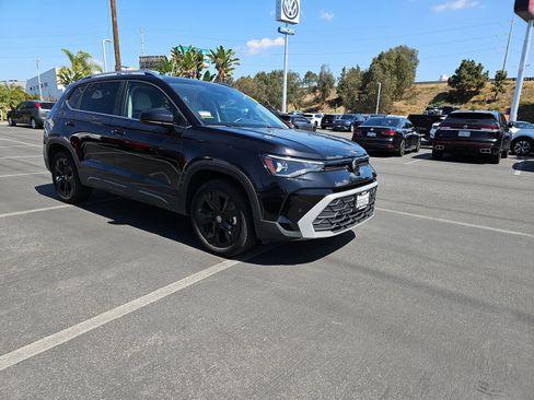 Used 2025 Volkswagen Taos SE w/ Panoramic Sunroof Package image 3