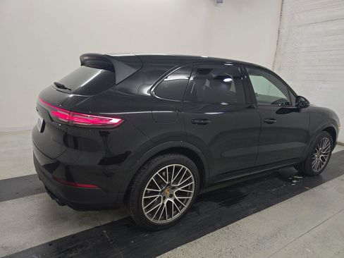 Used 2023 Porsche Cayenne Platinum Edition image 6