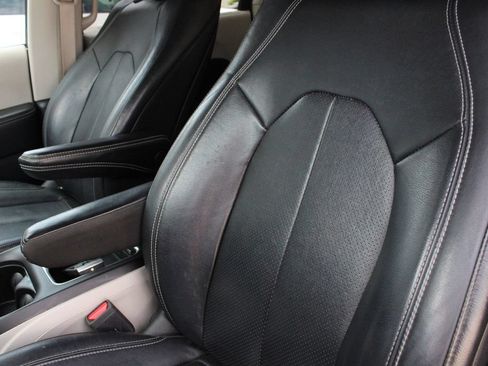 Used 2022 Chrysler Pacifica Touring-L w/ Uconnect Theater Family Group FWD image 6