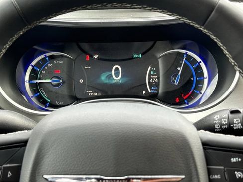 Used 2024 Chrysler Pacifica Premium FWD image 11