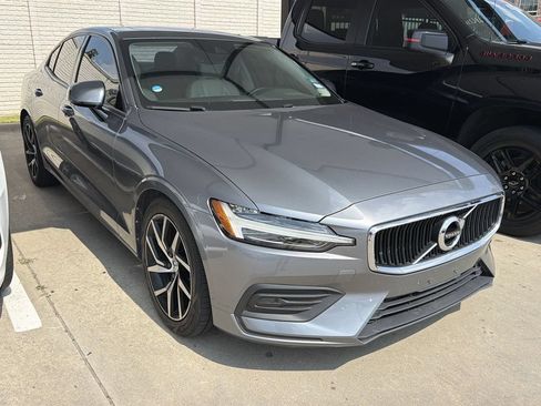 Used 2020 Volvo S60 T5 Momentum FWD image 2