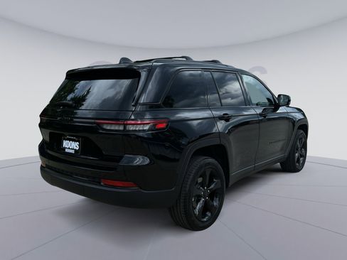 Used 2024 Jeep Grand Cherokee Limited w/ Black Appearance Package AWD/4WD image 11