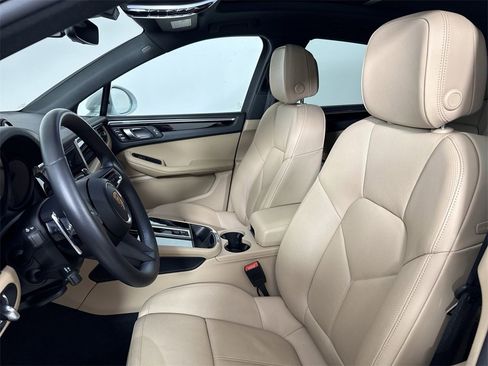 Certified 2025 Porsche Macan image 5
