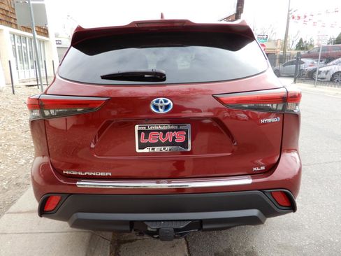 Used 2021 Toyota Highlander XLE image 6