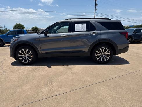 Used 2025 Ford Explorer ST-Line AWD/4WD image 4