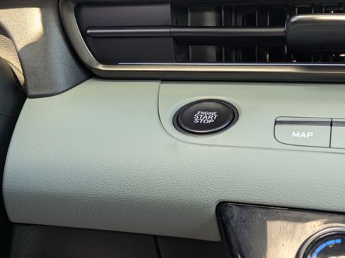 Used 2025 Hyundai Elantra Limited image 28