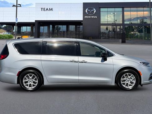 Used 2024 Chrysler Pacifica Touring-L FWD image 3