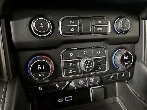 Used 2021 Chevrolet Suburban LT RWD image 17
