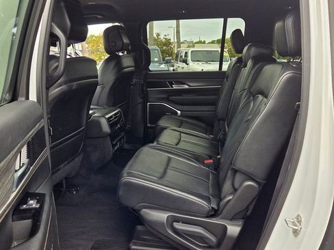 Used 2024 Jeep Wagoneer L Series II w/ Flexible Seating Group AWD/4WD image 10