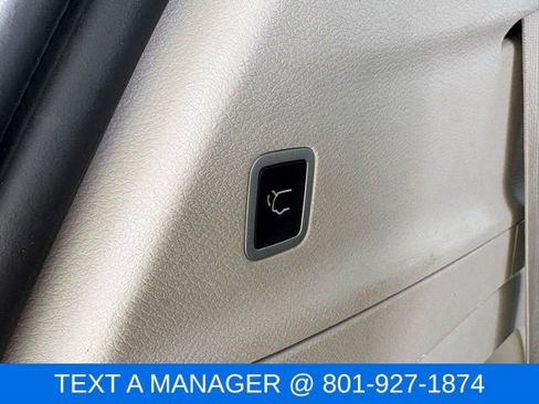 Used 2023 Chrysler Pacifica Touring-L FWD image 10