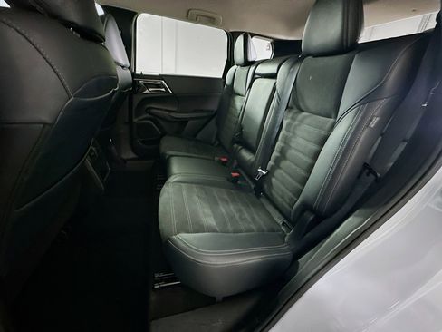 Used 2024 Mitsubishi Outlander SE image 28