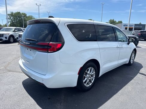 Used 2023 Chrysler Pacifica Touring-L FWD image 7