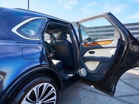 Used 2021 Bentley Bentayga image 24