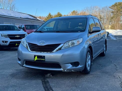 Used 2012 Toyota Sienna LE w/ Towing Pkg image 3