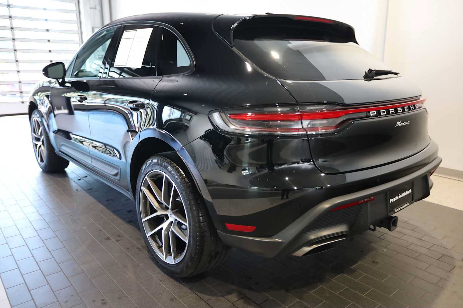 Used 2025 Porsche Macan AWD/4WD image 3