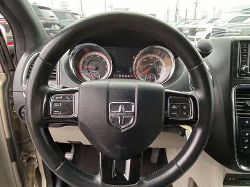 Used 2014 Dodge Grand Caravan SXT image 23