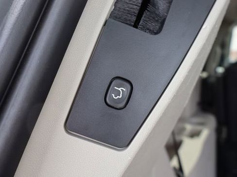 Used 2016 Chrysler Town & Country Touring-L FWD image 41