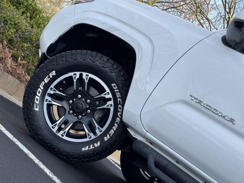 Used 2016 Toyota Tacoma SR5 image 9