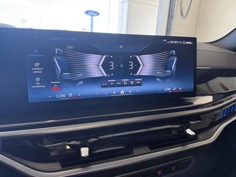 Used 2025 BMW X5 M60i w/ Executive Package image 30