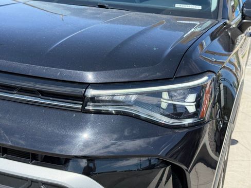 Used 2025 Volkswagen Taos SE AWD/4WD image 12