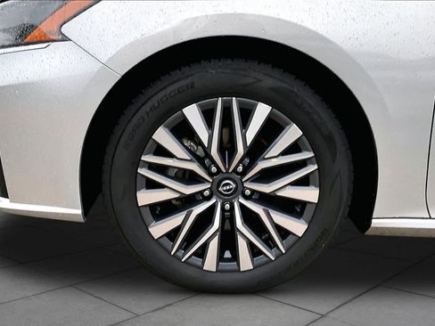 Used 2024 Nissan Altima 2.5 SV FWD image 11