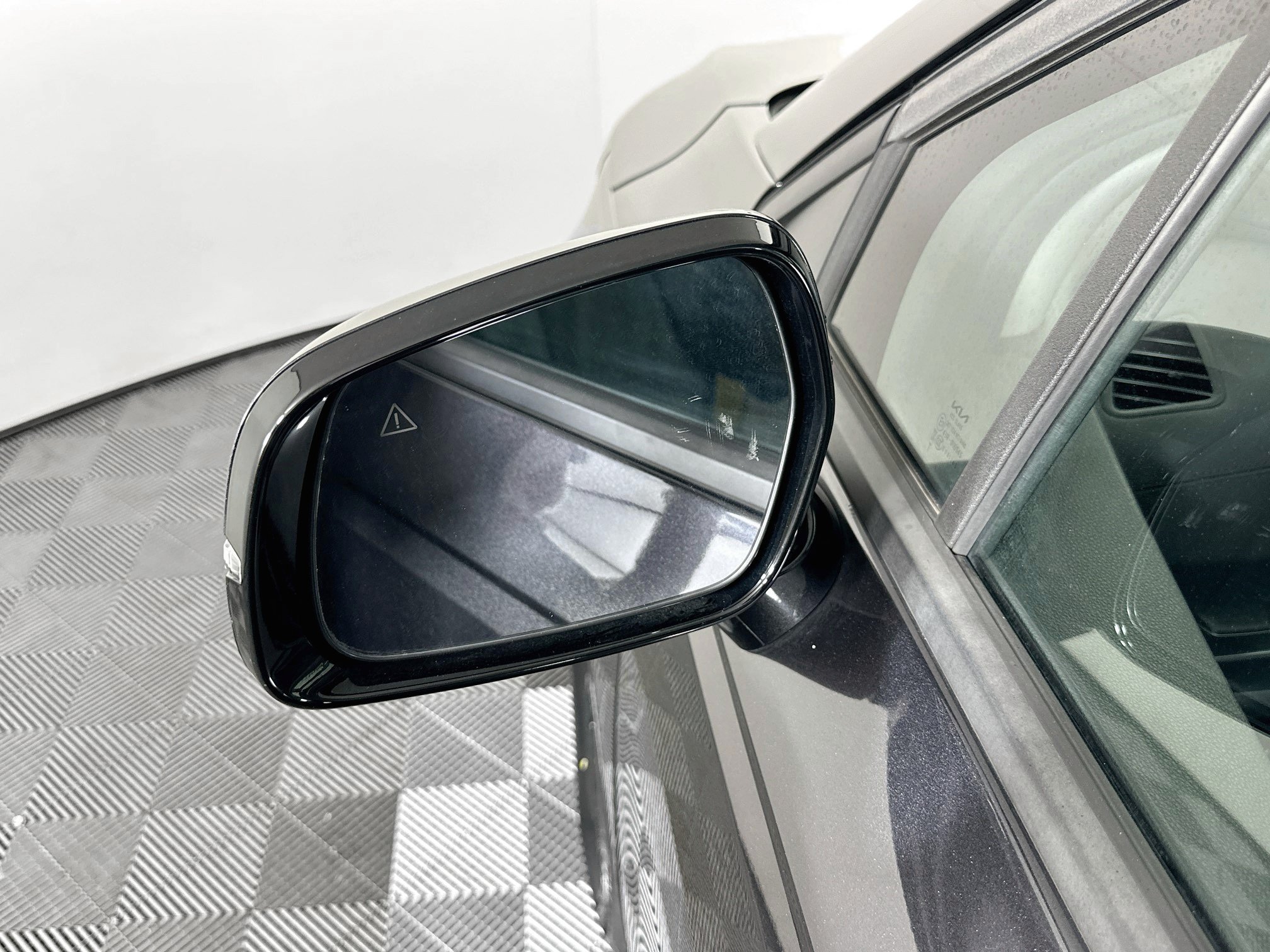 Used 2025 Kia Carnival FWD image 16