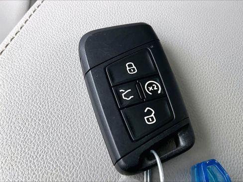 Used 2022 Volkswagen Tiguan SE image 28