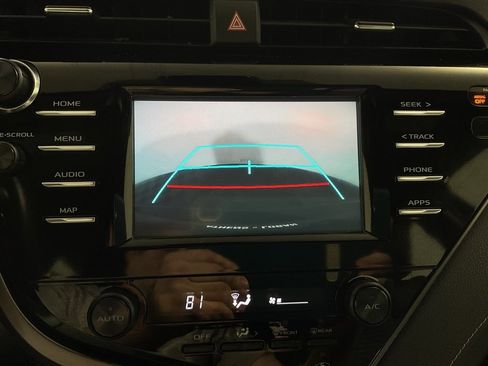 Used 2019 Toyota Camry LE image 2