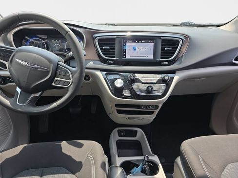 Used 2023 Chrysler Voyager LX FWD image 14