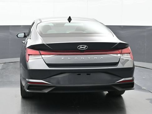 Used 2023 Hyundai Elantra SEL w/ Convenience Package FWD image 3