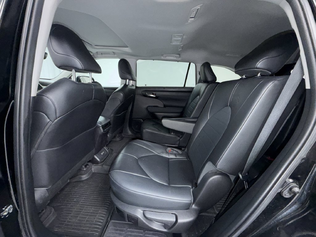 Used 2023 Toyota Highlander XLE AWD/4WD image 5
