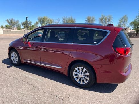 Used 2019 Chrysler Pacifica Touring-L FWD image 4