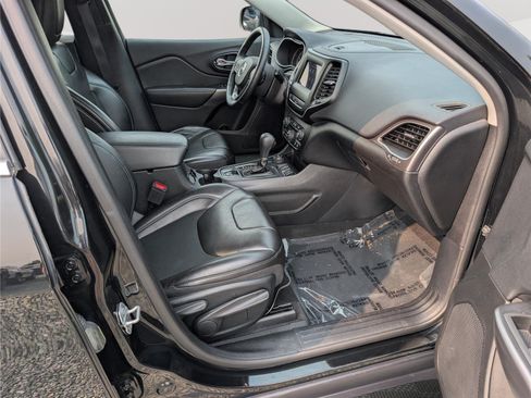 Used 2019 Jeep Cherokee Latitude Plus w/ Comfort/Convenience Group AWD/4WD image 10