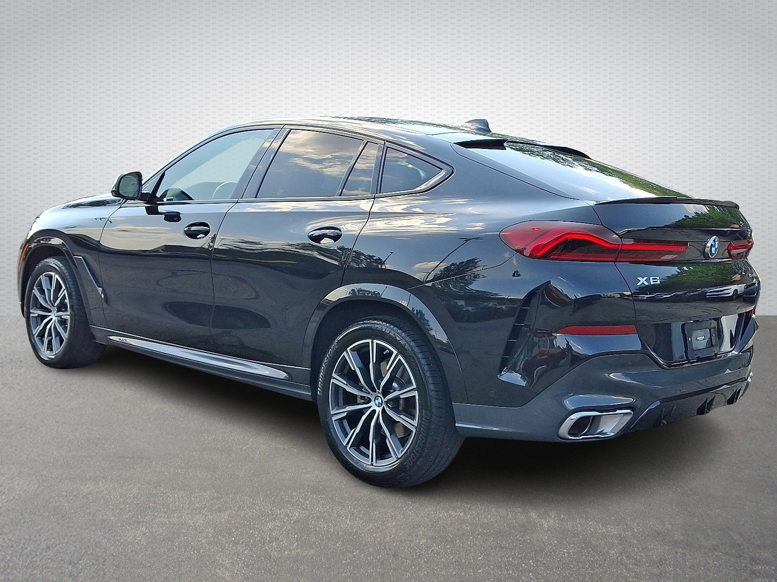 Used 2023 BMW X6 xDrive40i w/ M Sport Package AWD/4WD image 4