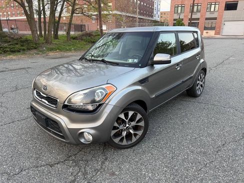 Used 2012 Kia Soul ! FWD image 3