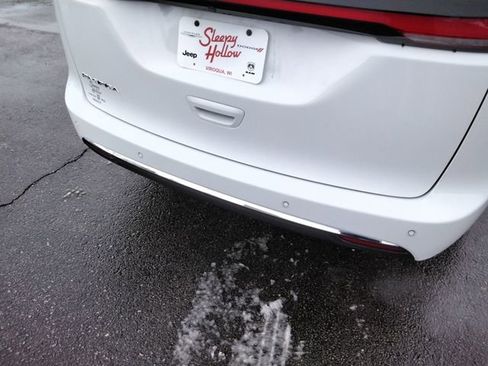 Used 2024 Chrysler Pacifica Touring-L image 15