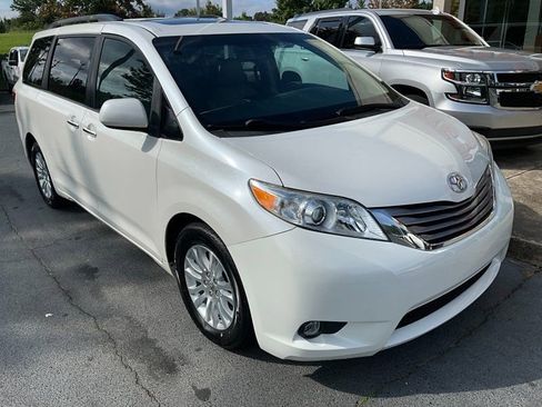 Used 2015 Toyota Sienna XLE image 1