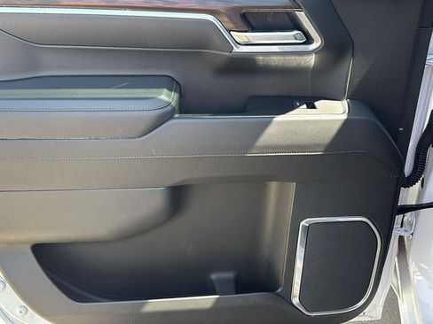Certified 2025 GMC Sierra 1500 SLT image 17