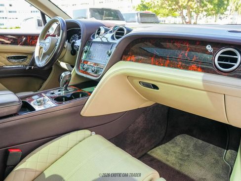 Used 2017 Bentley Bentayga image 44