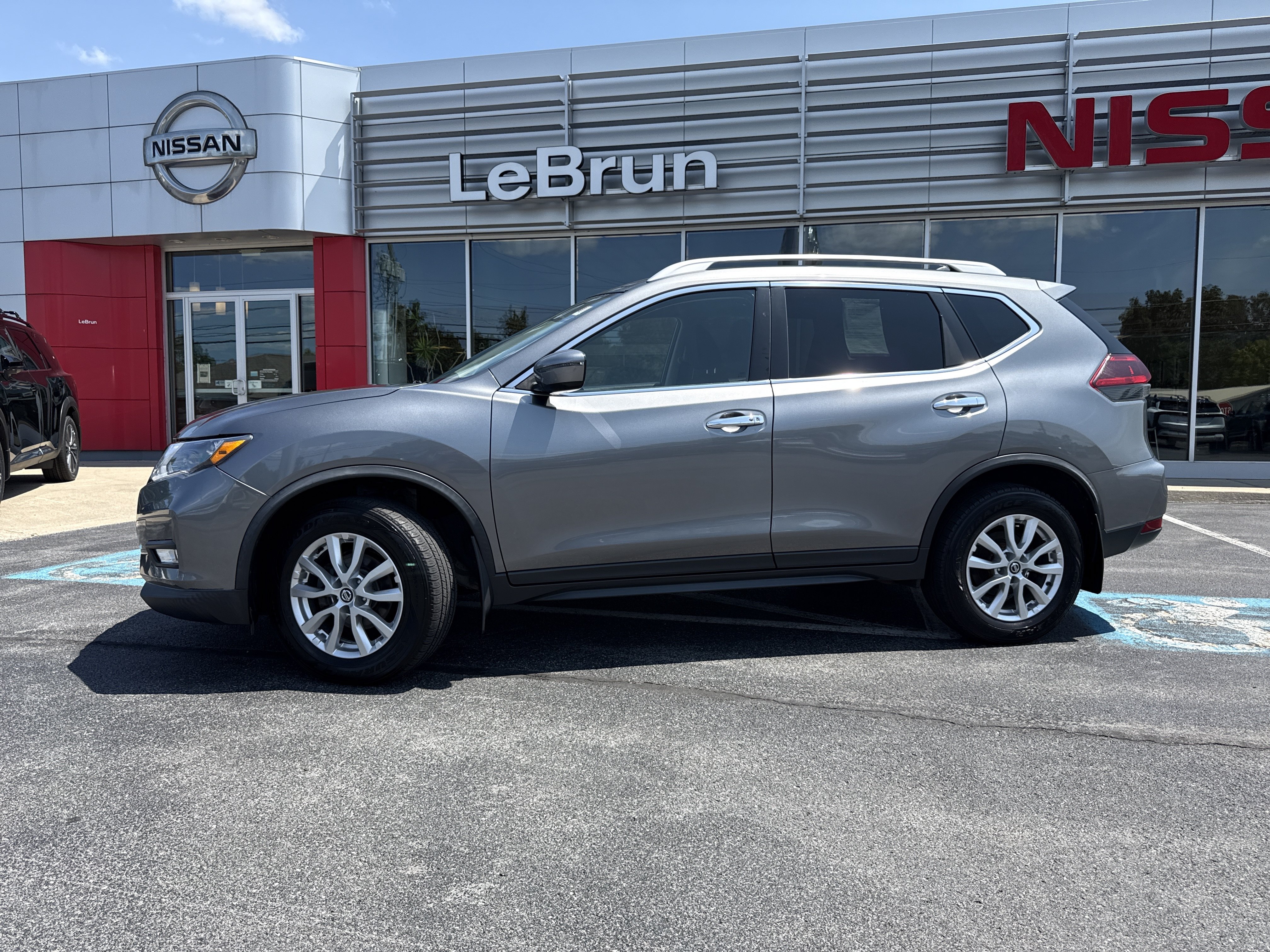 Used 2018 Nissan Rogue SV AWD/4WD image 2