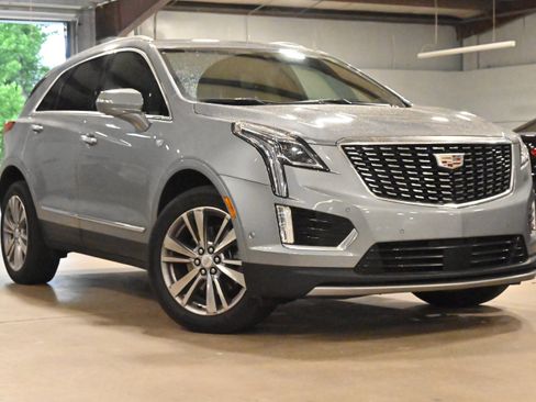 Used 2024 Cadillac XT5 Premium Luxury w/ Technology Package AWD/4WD image 2