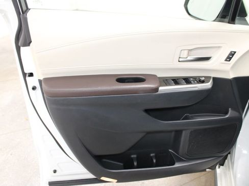 Used 2021 Toyota Sienna Platinum AWD/4WD image 21