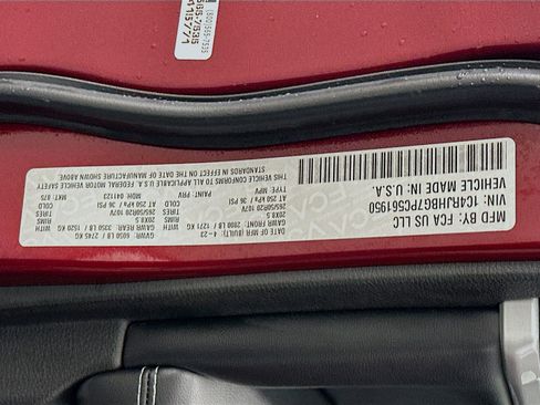 Used 2023 Jeep Grand Cherokee Limited w/ Black Appearance Package AWD/4WD image 12