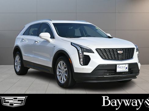 Used 2023 Cadillac XT4 Luxury w/ Cold Weather Package FWD image 4
