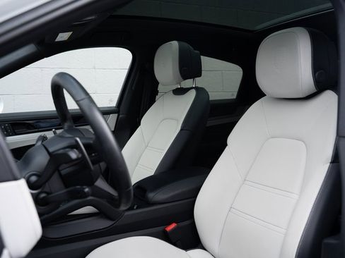 Certified 2025 Porsche Cayenne Coupe image 5