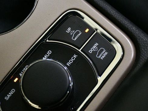 Used 2017 Jeep Grand Cherokee Overland image 37