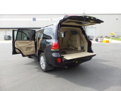 Used 2011 Lexus LX 570 4WD image 76